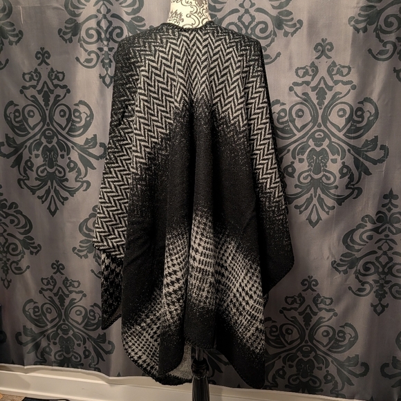🖤 Cleo Chevron Knit Shawl/Poncho - Picture 3 of 3